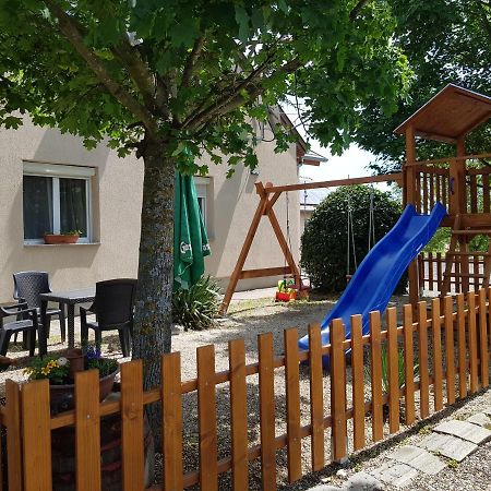 Borostyánkert Étterem&Vendégház Sitke Exterior foto