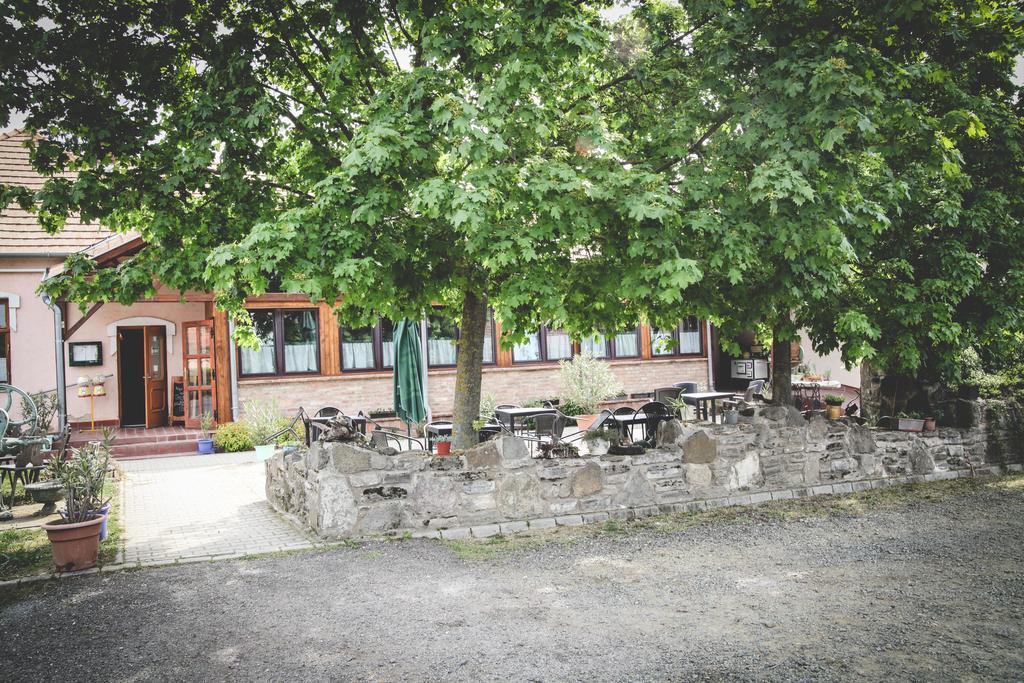 Borostyánkert Étterem&Vendégház Sitke Exterior foto