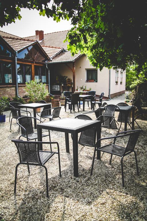 Borostyánkert Étterem&Vendégház Sitke Exterior foto