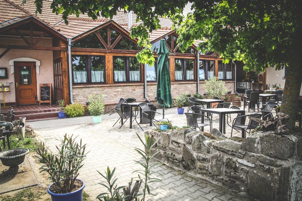 Borostyánkert Étterem&Vendégház Sitke Exterior foto